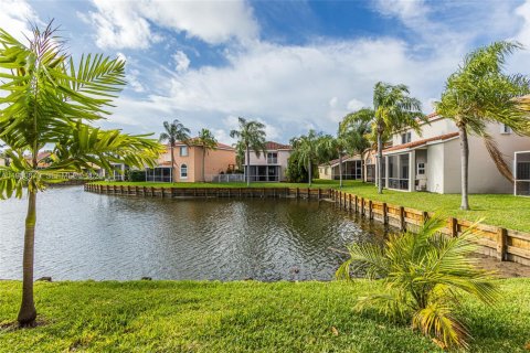 House in Hollywood, Florida 3 bedrooms, 129.97 sq.m. № 2048459 - photo 5