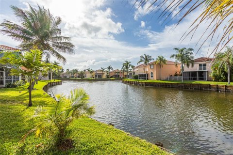 House in Hollywood, Florida 3 bedrooms, 129.97 sq.m. № 2048459 - photo 6