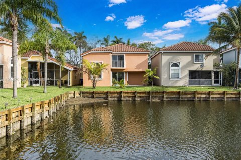 House in Hollywood, Florida 3 bedrooms, 129.97 sq.m. № 2048459 - photo 2