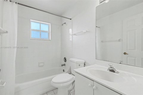 House in Hollywood, Florida 3 bedrooms, 129.97 sq.m. № 2048459 - photo 9