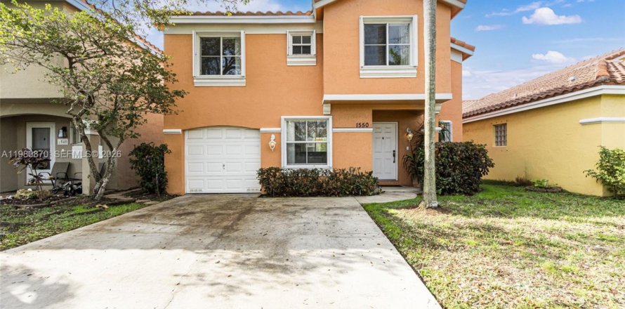 House in Hollywood, Florida 3 bedrooms, 129.97 sq.m. № 2048459