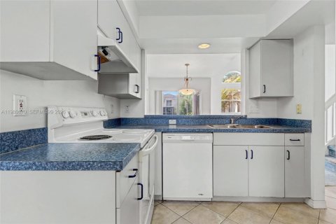 House in Hollywood, Florida 3 bedrooms, 129.97 sq.m. № 2048459 - photo 19