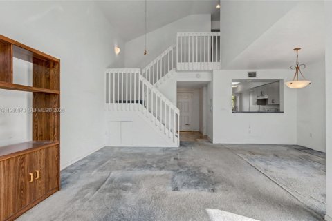 House in Hollywood, Florida 3 bedrooms, 129.97 sq.m. № 2048459 - photo 23