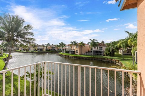 House in Hollywood, Florida 3 bedrooms, 129.97 sq.m. № 2048459 - photo 14