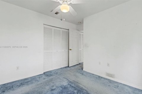 House in Hollywood, Florida 3 bedrooms, 129.97 sq.m. № 2048459 - photo 11