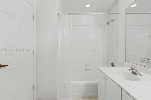 House in Hollywood, Florida 3 bedrooms, 129.97 sq.m. № 2048459 - photo 16