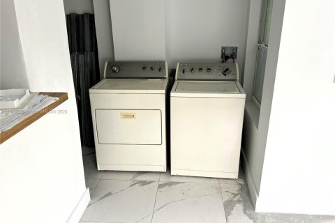 Снять в аренду виллу или дом в Холливуд, Флорида 2 спальни, 60.2м2, № 1970691 - фото 17