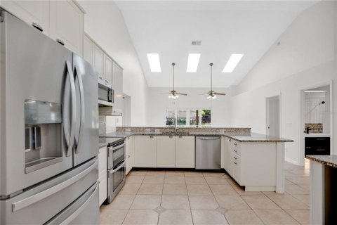 House in Oviedo, Florida 4 bedrooms, 223.43 sq.m. № 2215347 - photo 8