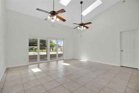 House in Oviedo, Florida 4 bedrooms, 223.43 sq.m. № 2215347 - photo 6