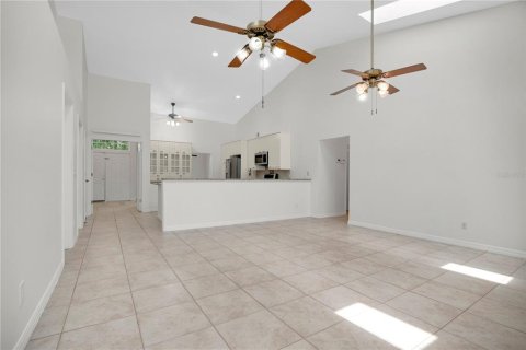 House in Oviedo, Florida 4 bedrooms, 223.43 sq.m. № 2215347 - photo 3