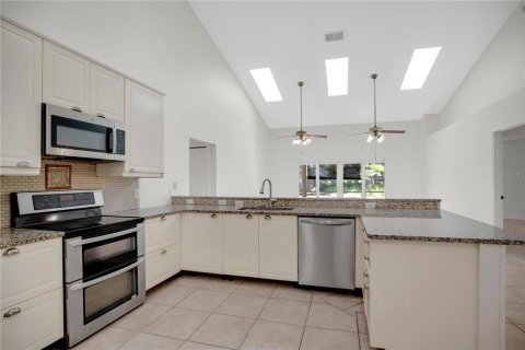 House in Oviedo, Florida 4 bedrooms, 223.43 sq.m. № 2215347 - photo 10