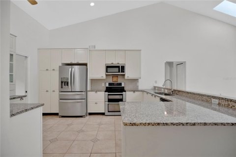 House in Oviedo, Florida 4 bedrooms, 223.43 sq.m. № 2215347 - photo 9