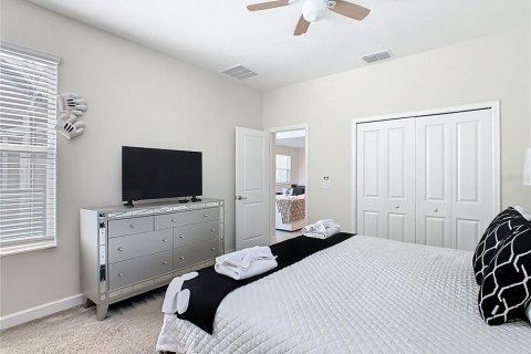 House in Davenport, Florida 5 bedrooms, 286.23 sq.m. № 2211767 - photo 10