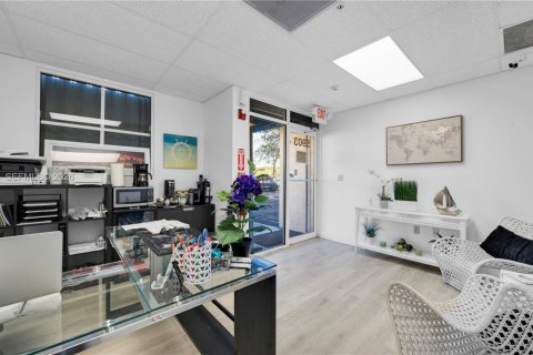 Commercial property in Doral, Florida № 2033142 - photo 5