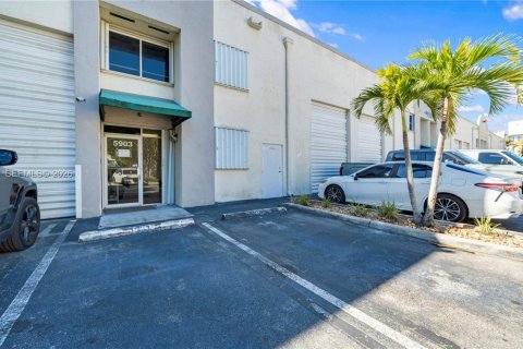 Commercial property in Doral, Florida № 2033142 - photo 2