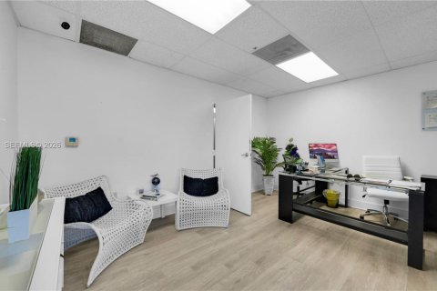 Commercial property in Doral, Florida № 2033142 - photo 3