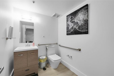 Commercial property in Doral, Florida № 2033142 - photo 12