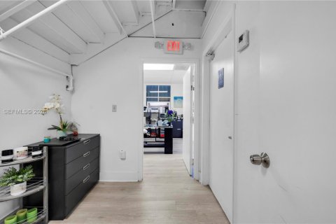 Commercial property in Doral, Florida № 2033142 - photo 10