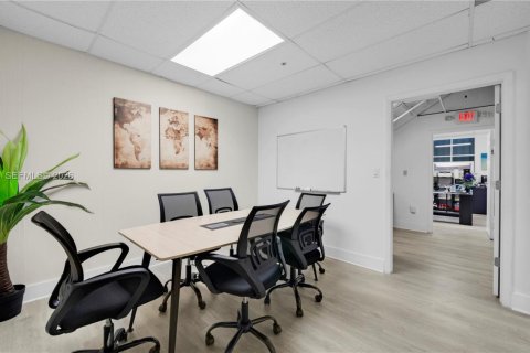 Commercial property in Doral, Florida № 2033142 - photo 7
