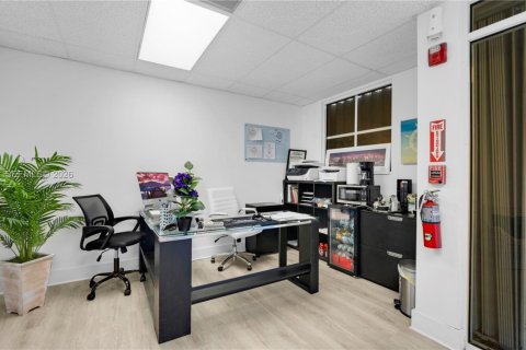 Commercial property in Doral, Florida № 2033142 - photo 4