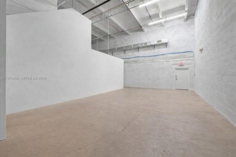 Commercial property in Doral, Florida № 2033142 - photo 17