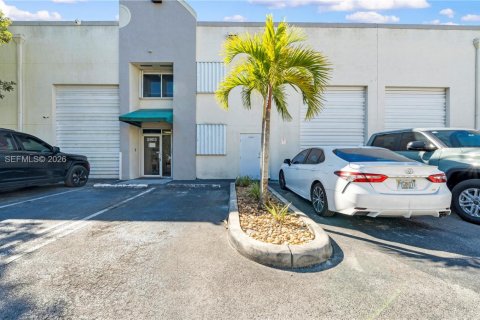 Commercial property in Doral, Florida № 2033142