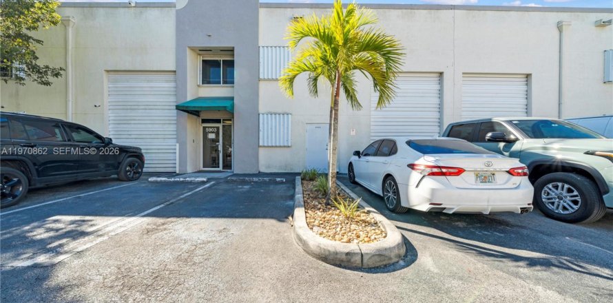 Commercial property in Doral, Florida № 2033142