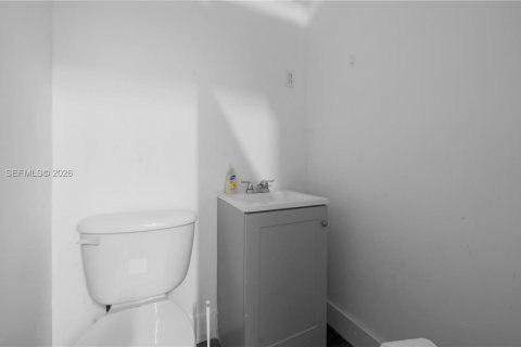 Commercial property in Doral, Florida № 2033142 - photo 13