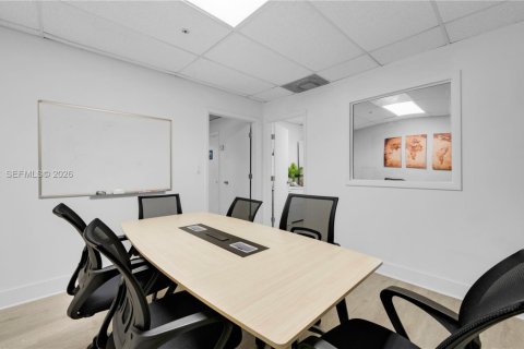 Commercial property in Doral, Florida № 2033142 - photo 6