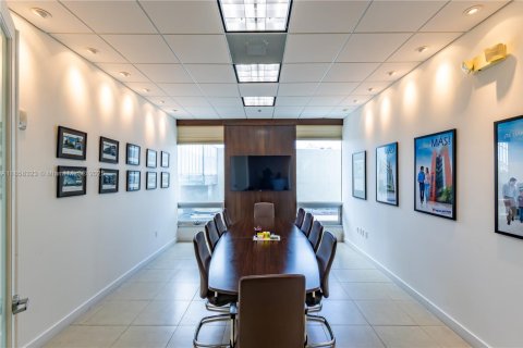 Propiedad comercial en Aventura, Florida № 2037623