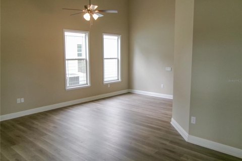 Casa en venta en Zephyrhills, Florida, 4 dormitorios, 199 m2 № 2222818 - foto 4