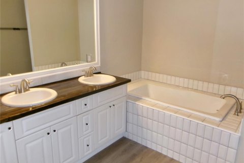 Casa en venta en Zephyrhills, Florida, 4 dormitorios, 199 m2 № 2222818 - foto 13