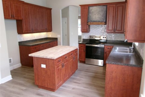 Casa en venta en Zephyrhills, Florida, 4 dormitorios, 199 m2 № 2222818 - foto 5
