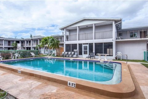 Copropriété à louer à Sarasota, Floride: 2 chambres, 67.63 m2 № 1540127 - photo 1