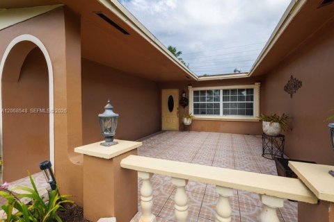 Casa en venta en Pembroke Pines, Florida, 4 dormitorios, 158.77 m2 № 2307798 - foto 28