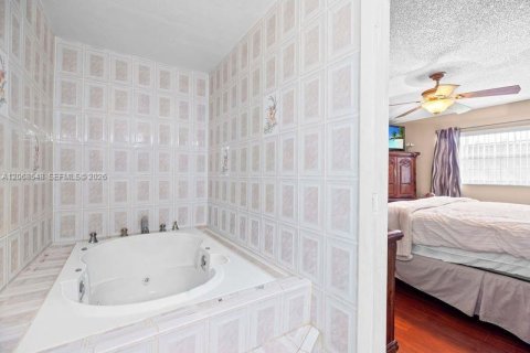 Casa en venta en Pembroke Pines, Florida, 4 dormitorios, 158.77 m2 № 2307798 - foto 15