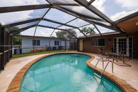 Casa en venta en Pembroke Pines, Florida, 4 dormitorios, 158.77 m2 № 2307798 - foto 3