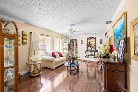 Casa en venta en Pembroke Pines, Florida, 4 dormitorios, 158.77 m2 № 2307798 - foto 4