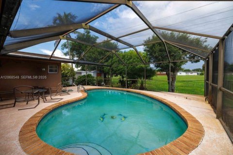 Casa en venta en Pembroke Pines, Florida, 4 dormitorios, 158.77 m2 № 2307798 - foto 2