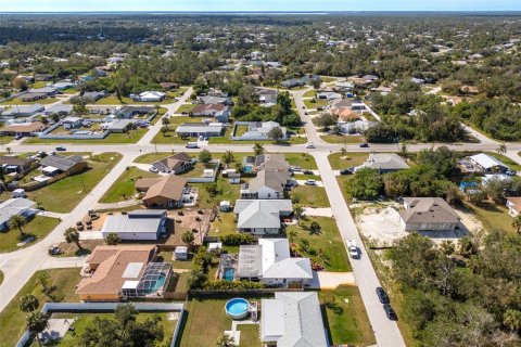 House in Port Charlotte, Florida 3 bedrooms, 190.91 sq.m. № 1866797 - photo 11