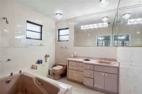 House in Miami, Florida 4 bedrooms, 245.82 sq.m. № 2009229 - photo 30