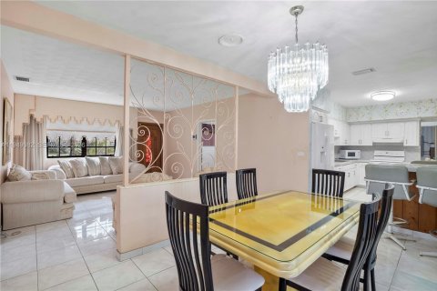 House in Miami, Florida 4 bedrooms, 245.82 sq.m. № 2009229 - photo 12