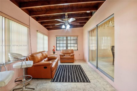 House in Miami, Florida 4 bedrooms, 245.82 sq.m. № 2009229 - photo 15