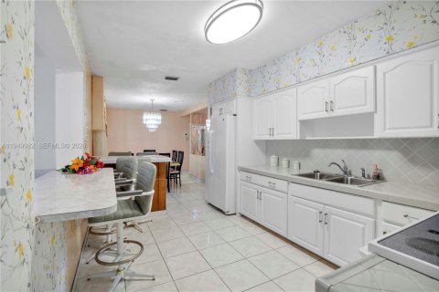 House in Miami, Florida 4 bedrooms, 245.82 sq.m. № 2009229 - photo 14