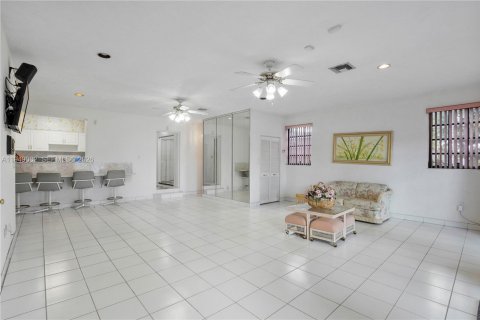 House in Miami, Florida 4 bedrooms, 245.82 sq.m. № 2009229 - photo 21