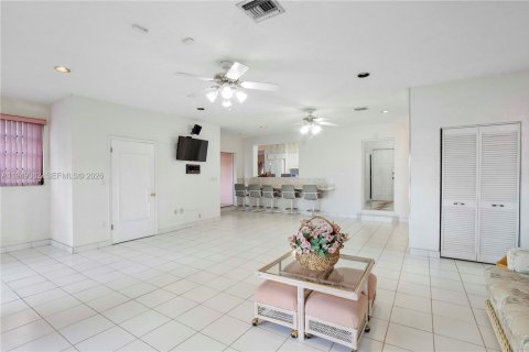 House in Miami, Florida 4 bedrooms, 245.82 sq.m. № 2009229 - photo 19