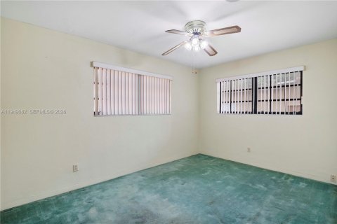 House in Miami, Florida 4 bedrooms, 245.82 sq.m. № 2009229 - photo 9