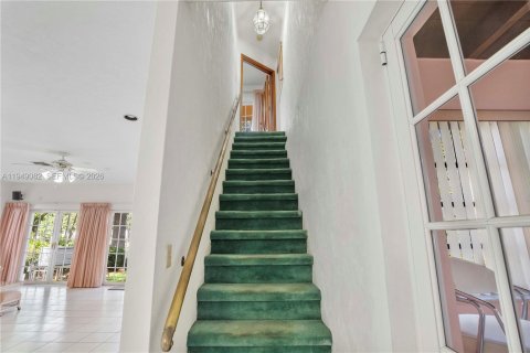House in Miami, Florida 4 bedrooms, 245.82 sq.m. № 2009229 - photo 25