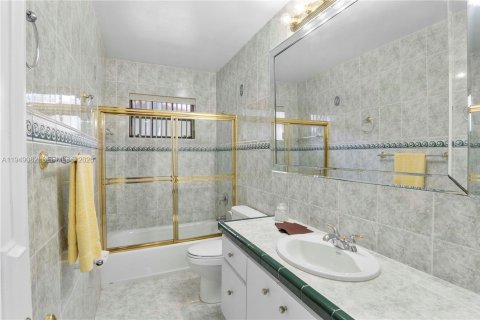 House in Miami, Florida 4 bedrooms, 245.82 sq.m. № 2009229 - photo 10