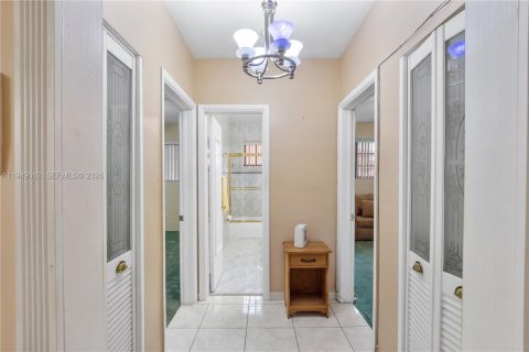 House in Miami, Florida 4 bedrooms, 245.82 sq.m. № 2009229 - photo 7